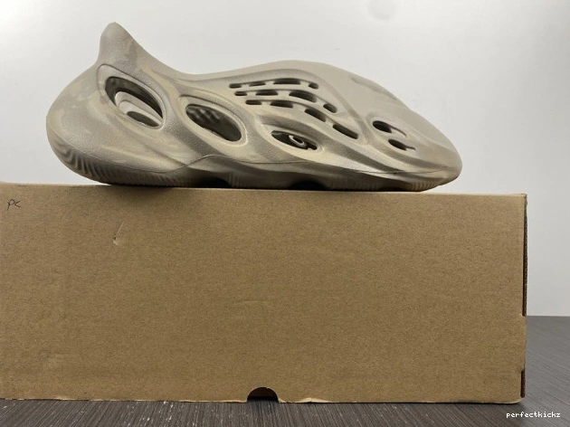 Stone Foam Yeezy RNNR Adidas GX4472 Sage 0802